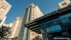 手工捶打的铜门等